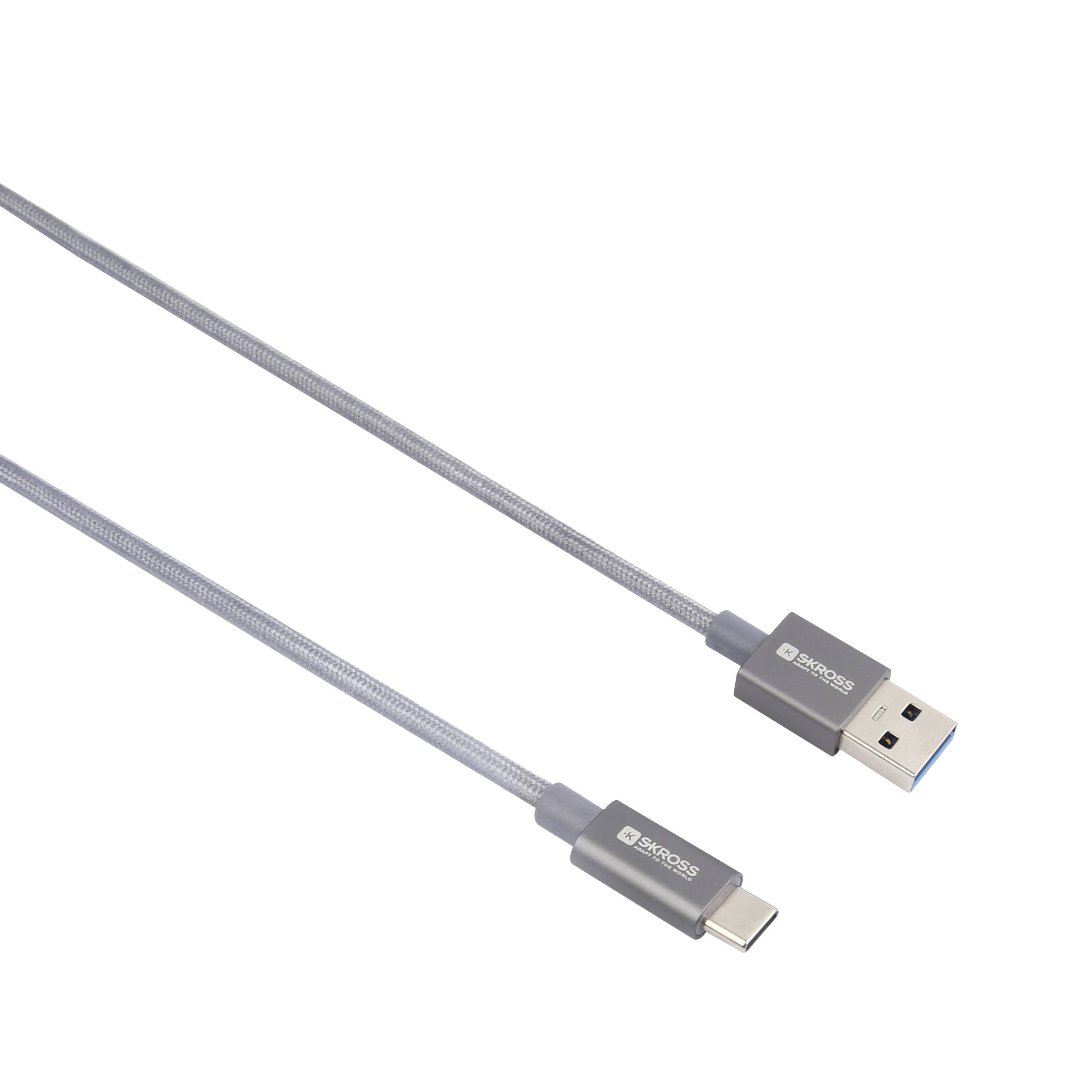Sivo USB kabel s USB-C i USB-A priključcima, pogodan za punjenje i prijenos podataka.