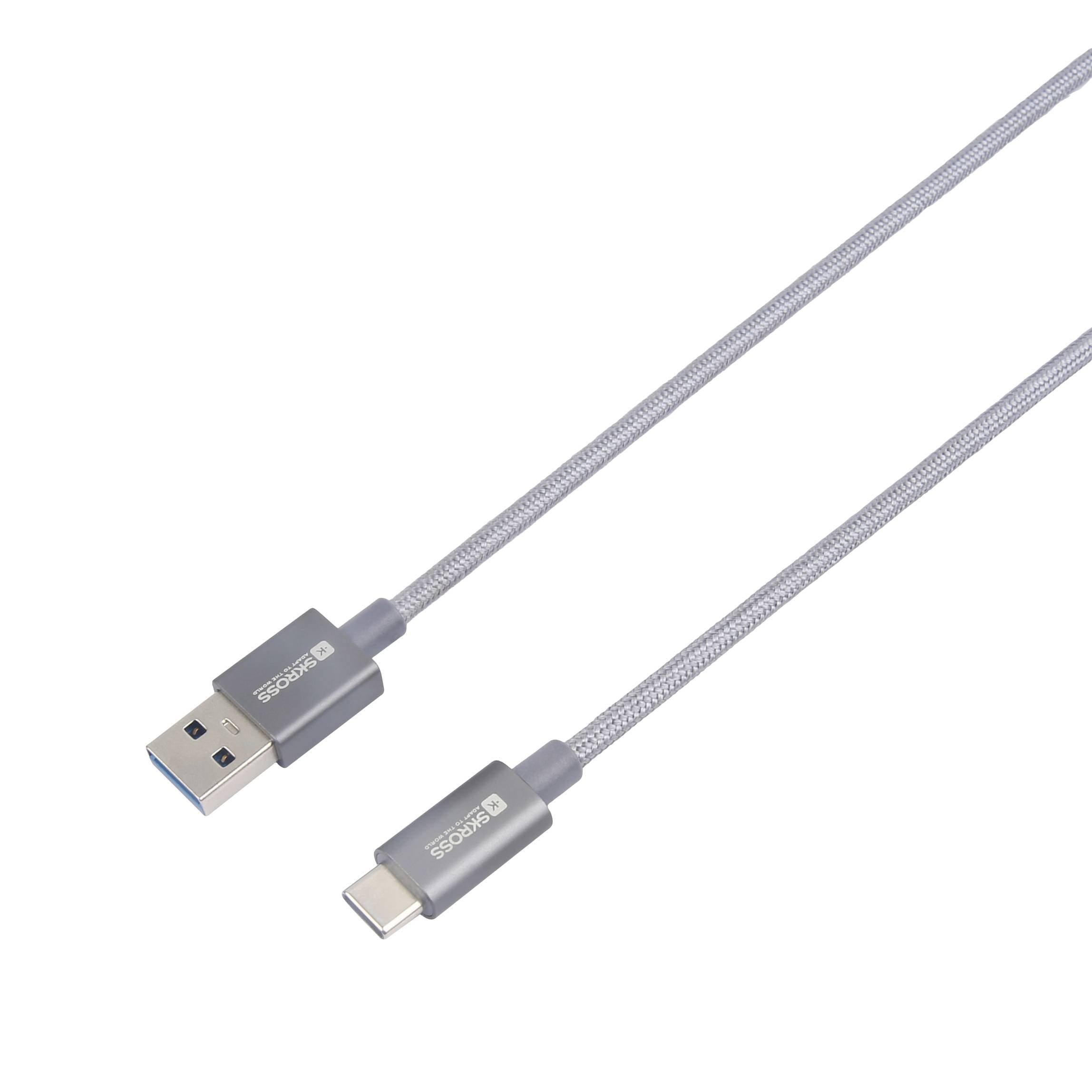 USB-USB-C kabel na bijeloj pozadini, prikazuje priključke i pleteni dizajn za prijenos podataka i punjenje.