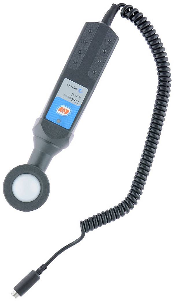Digitalni luksmetar s kabelom i senzorom za mjerenje jakosti svjetlosti. Pogodan za uporabu u laboratorijima ili vanjskim prostorima.