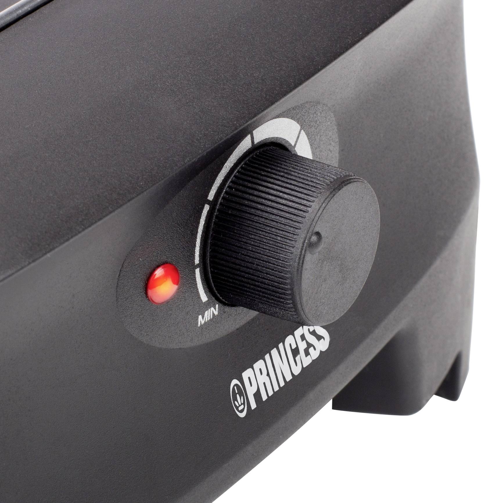 Bliski kadra crne kuhinjske pećnice s okretnim gumbom za podešavanje temperature i crvenom indikatorskom lampom, marke 'Princess'.