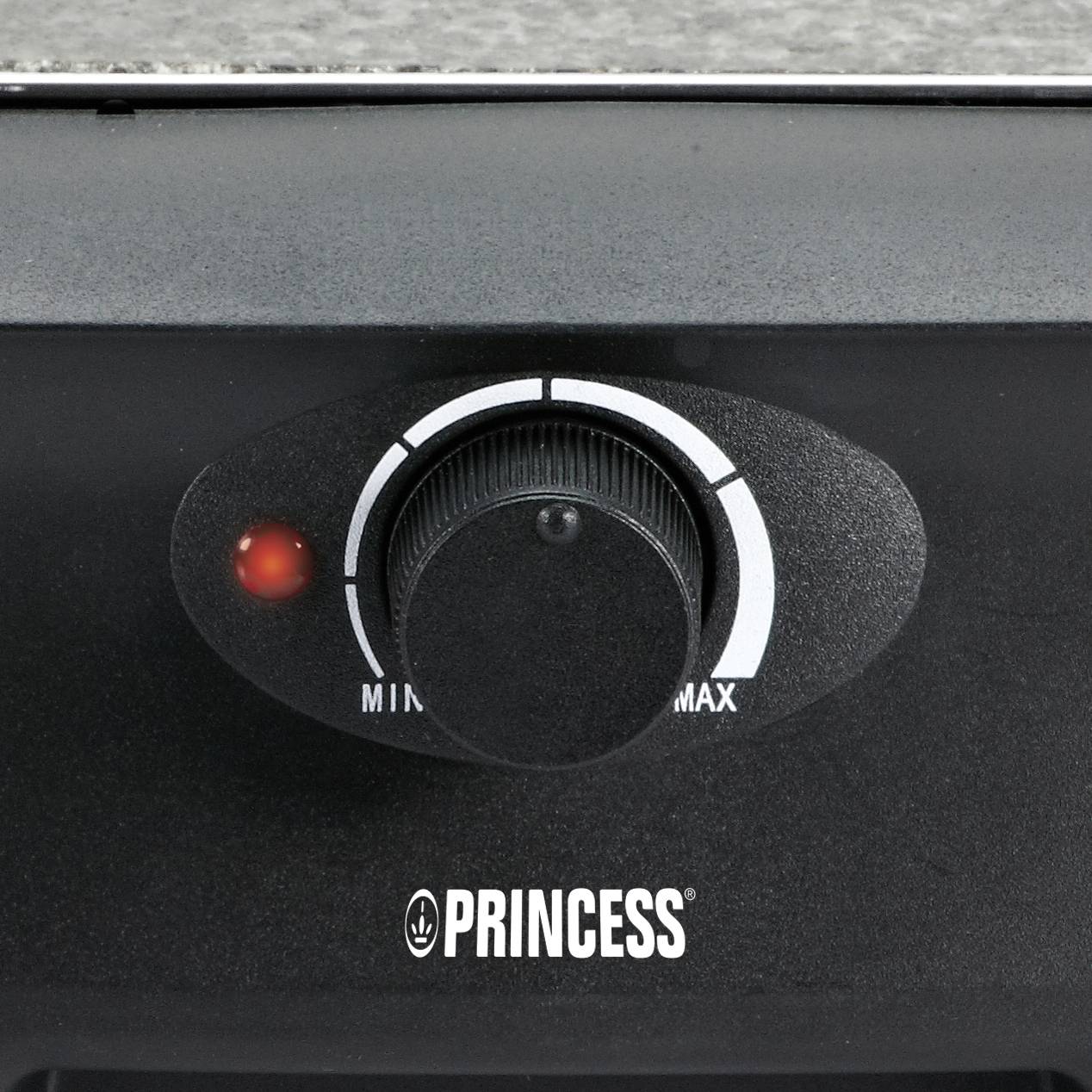Okretni gumb kuhinjskog uređaja marke 'Princess', s mjernom skalom od minimuma do maksimuma i crvenom kontrolnom lampom.