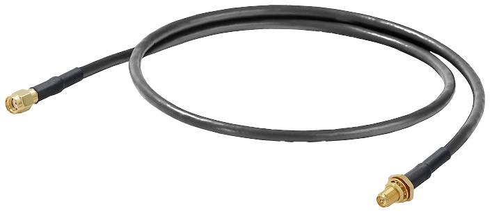 Koaksijalni kabel s dva zlatna utikača na krajevima. Kabel je crn i fleksibilan, pogodan za visokofrekventne primjene.