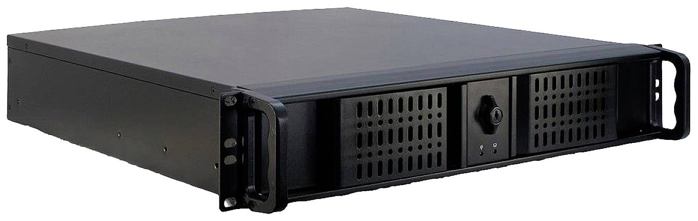 Crno serversko kućište u rack izvedbi s ventilacijskim otvorima na prednjoj strani. Ima ručku na svakoj strani.
