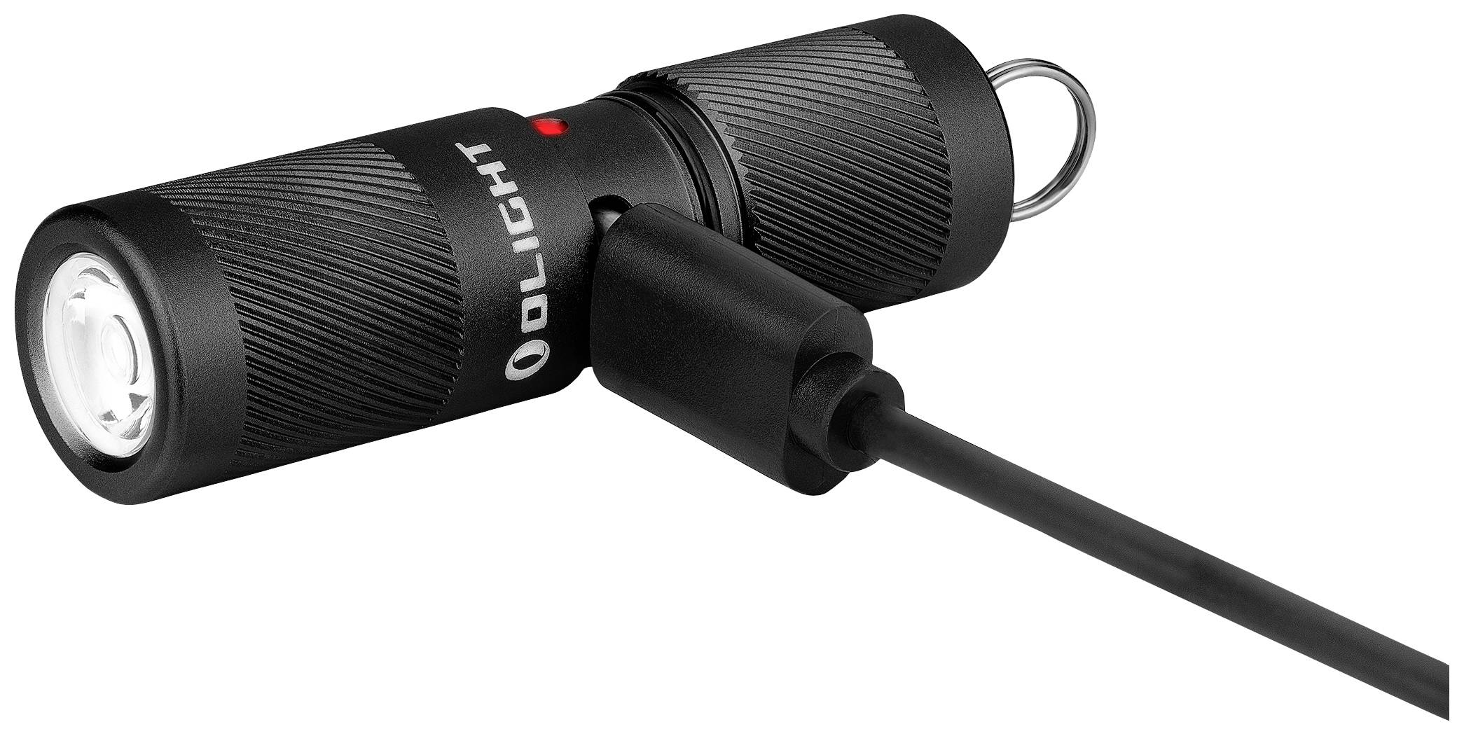 Crna LED ručna svjetiljka tvrtke Olight, prikazana sa strane, s priključenim punjačem i malenom crvenom indikatorskom lampom za punjenje.
