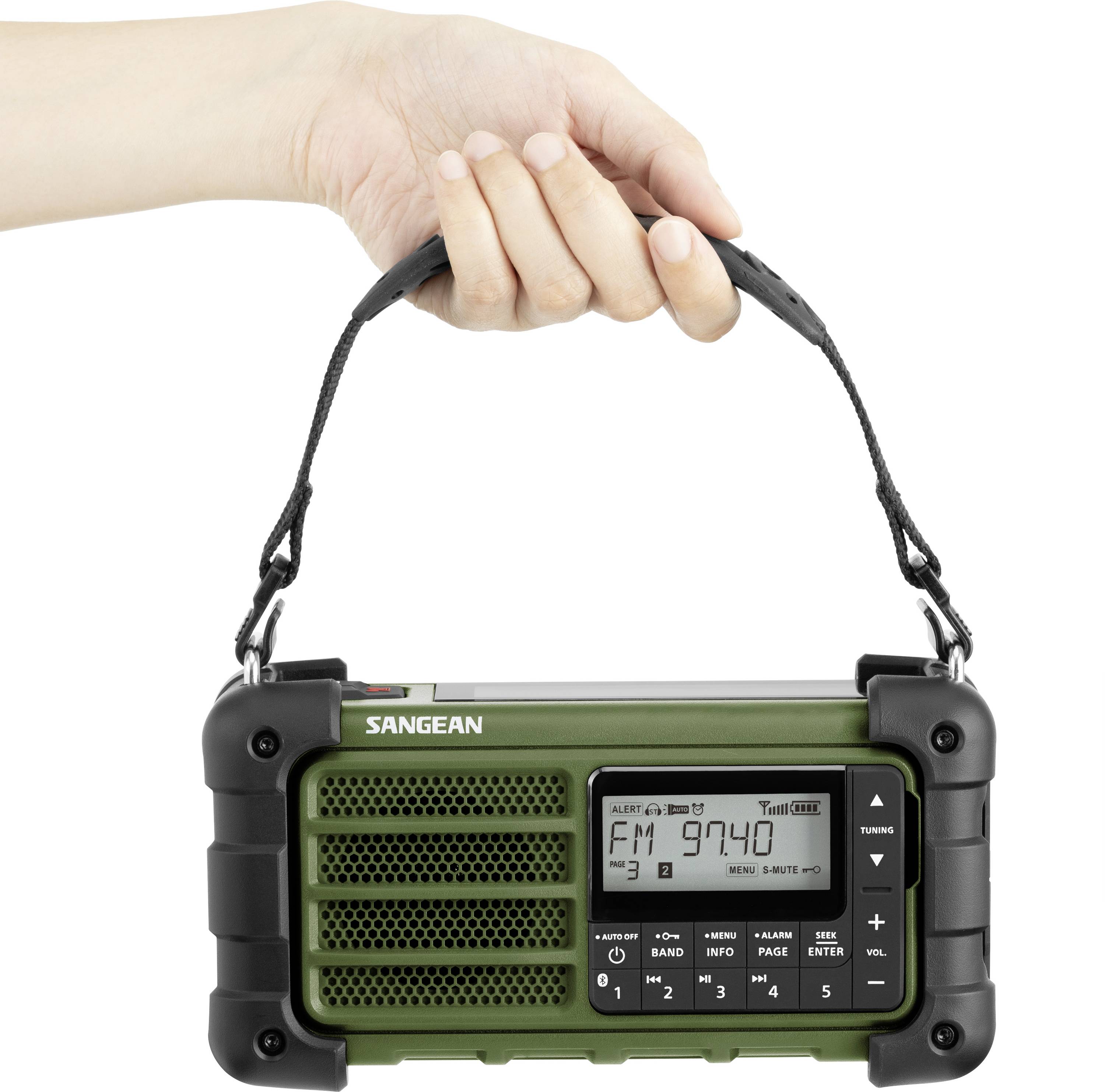 Jedna ruka drži prijenosni, čvrsti radio s zaslonom koji je postavljen na 'FM 97.40'.