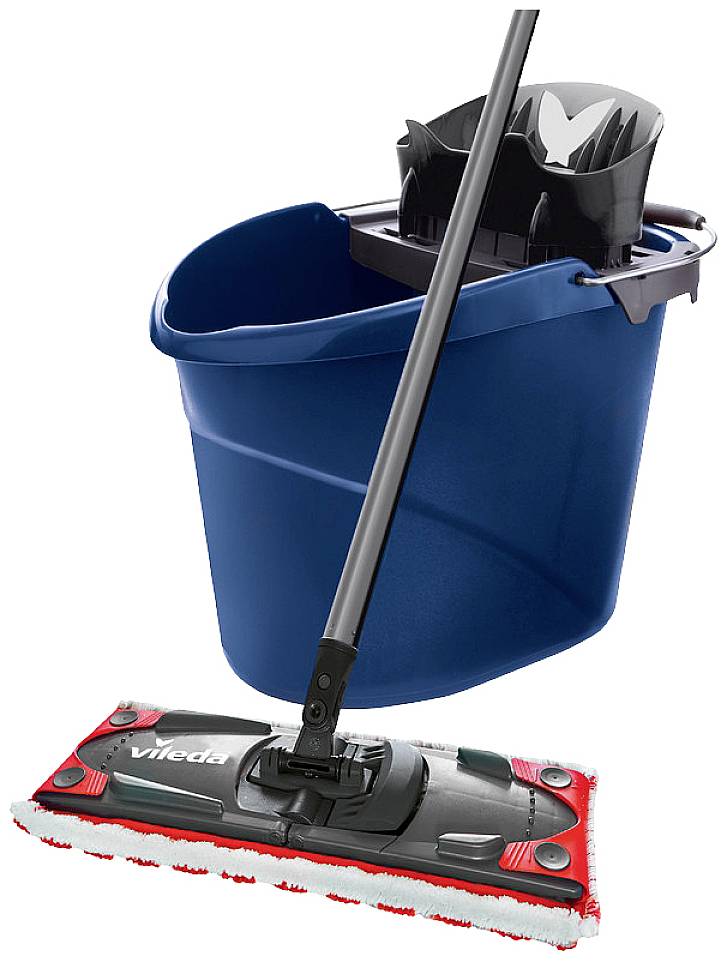 Kanta i set za čišćenje. Plava kanta ima crni nastavak za cijeđenje, a mop ima crnu ručku i umetak za brisanje u crveno-bijeloj boji.