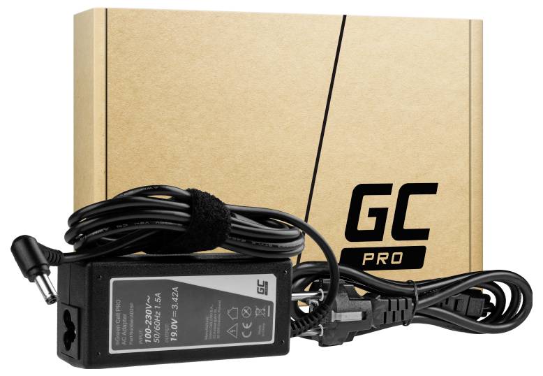 Crni mrežni adapter s kabelima leži ispred smeđe ambalaže na kojoj piše 'GC Pro'.