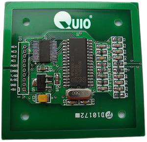 Zelena tiskana pločica s elektroničkim komponentama i velikim središnjim čipom. Na vrhu je prikazan logotip 'Quio'.