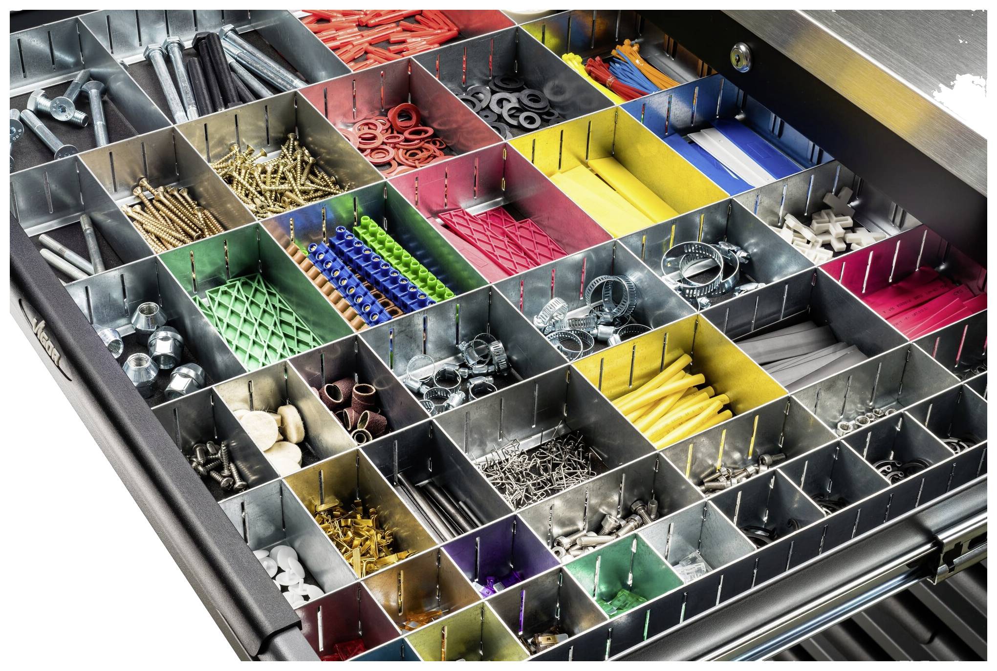 Ladica s brojnim pregradama napunjena šarenim kabelskim vezicama, vijcima, čavlima i ostalim sitnim pritvrđivačima.