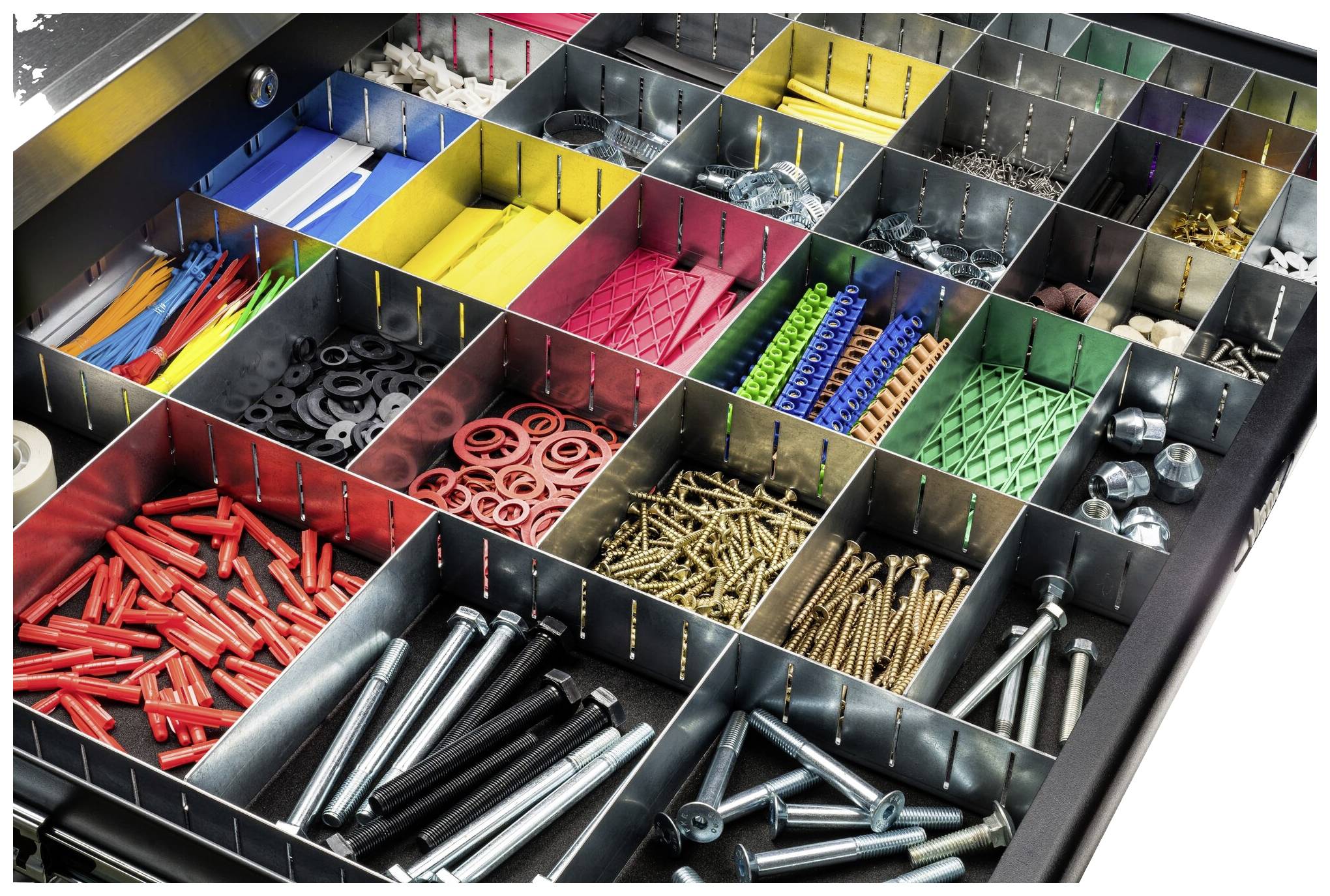 Otvoreni organizator ladica s različitim pregradcima koji sadrže vijke, matice, podloške i vezice za kablove.