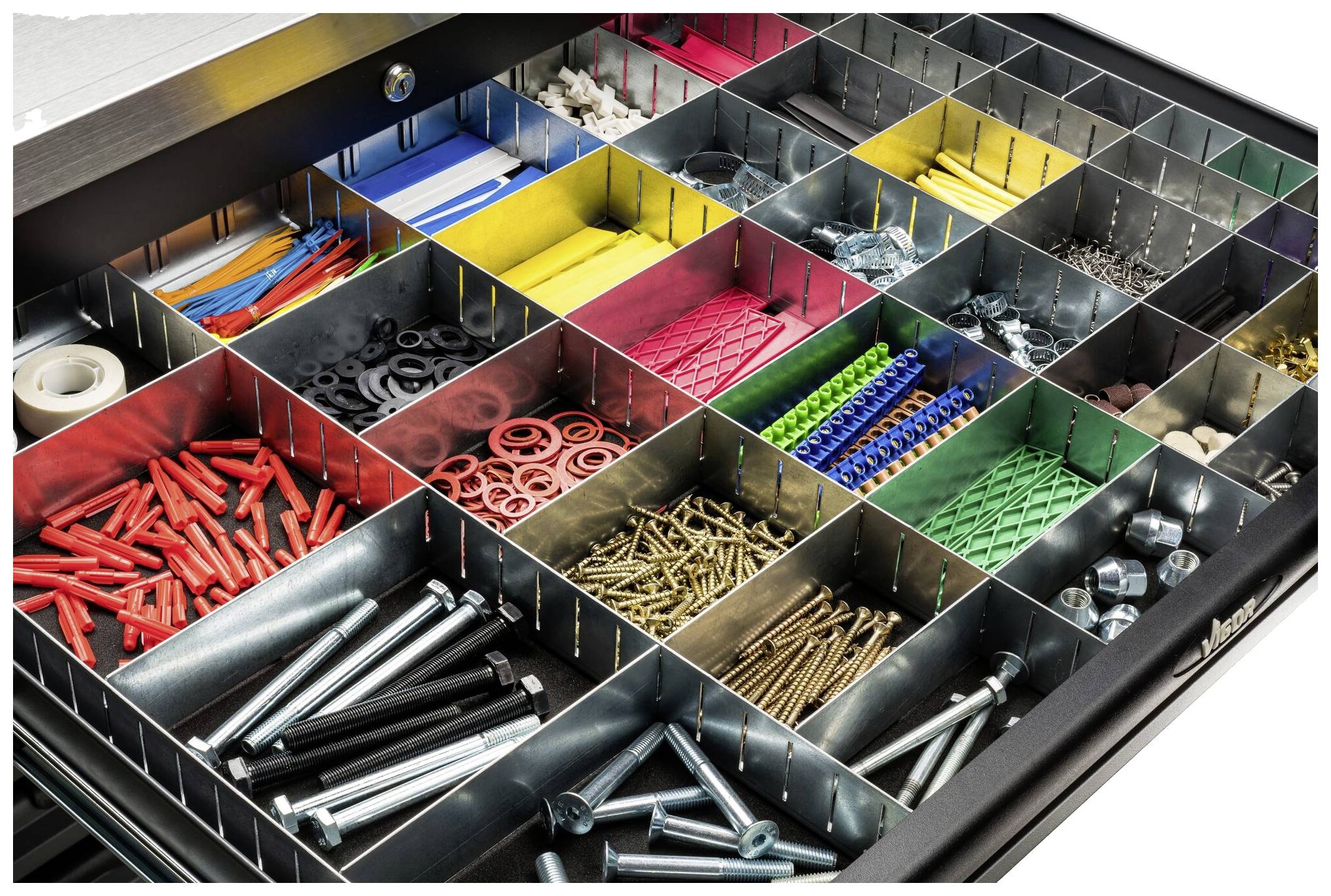 Otvorena ormar sa pregradama prepun šarenih vijaka, matica, podložnih pločica i kabela, razvrstanih prema vrsti i boji.