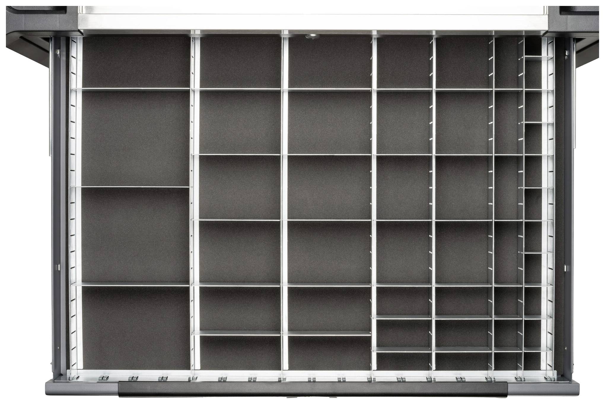 Prazan ormar za spise s nekoliko otvorenih pregrada i polica namijenjenih pohrani dokumenata ili fascikli.