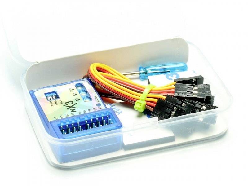 Elektronički set u prozirnoj kutiji, sadrži kablove, konektore i plavi adapter. Alati i pribor za elektroničke projekte.