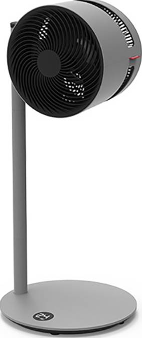 Sivi, moderni ventilator na postolju s okruglom glavom na tankoj, podesivoj stalnoj nozi. Idealan za hlađenje prostora.