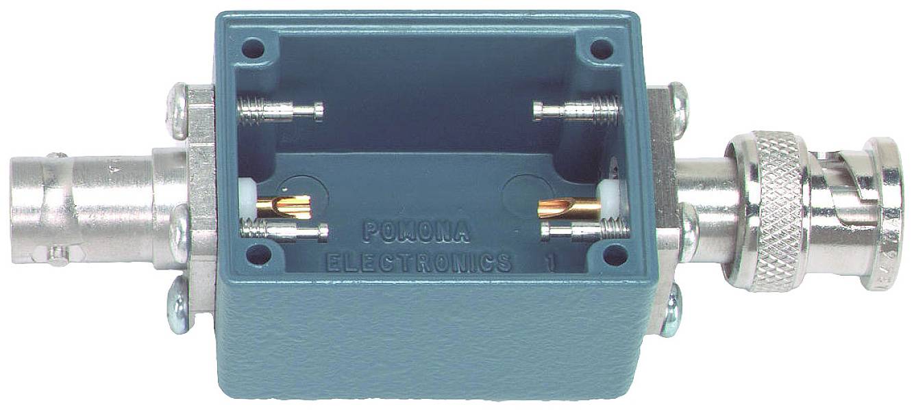 Pravokutni plavi utikač s dva metalna priključka i natpisom 'Pomona Electronics' na unutarnjoj strani.