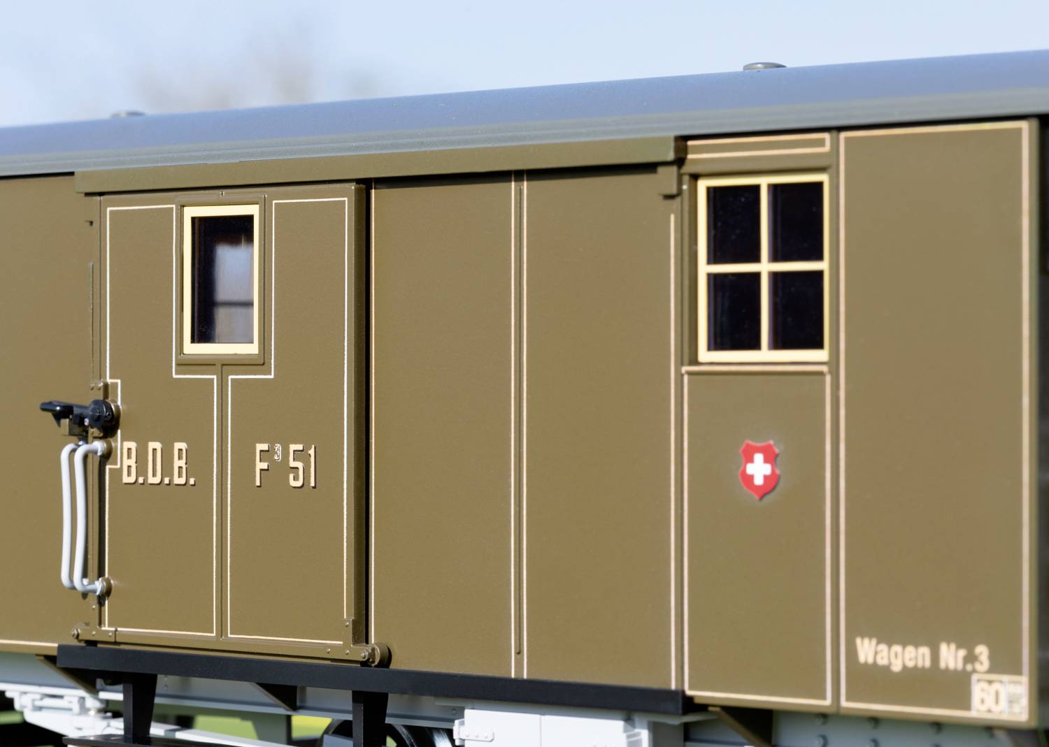 Smeđi vagonski dio s natpisom 'B.O.B. F'51' i švicarskim grbom. Desno piše 'Vagon br. 3'.