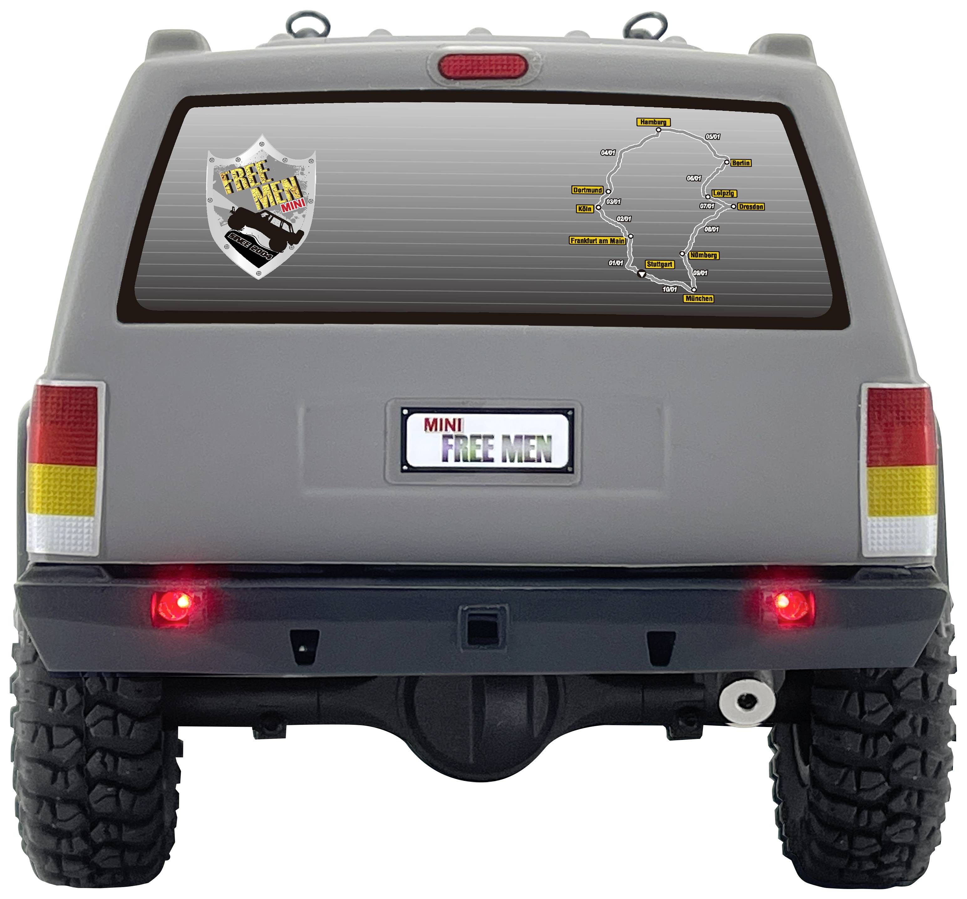 Pogled straga na vozilu s naljepnicama. Jedna naljepnica prikazuje 'Free Men', pokraj nje se nalazi shematska karta s oznakama rute.