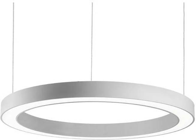 Moderna, okrugla viseća lampa u srebrnoj boji s jednostavnim dizajnom, koja visi na dva kabela.