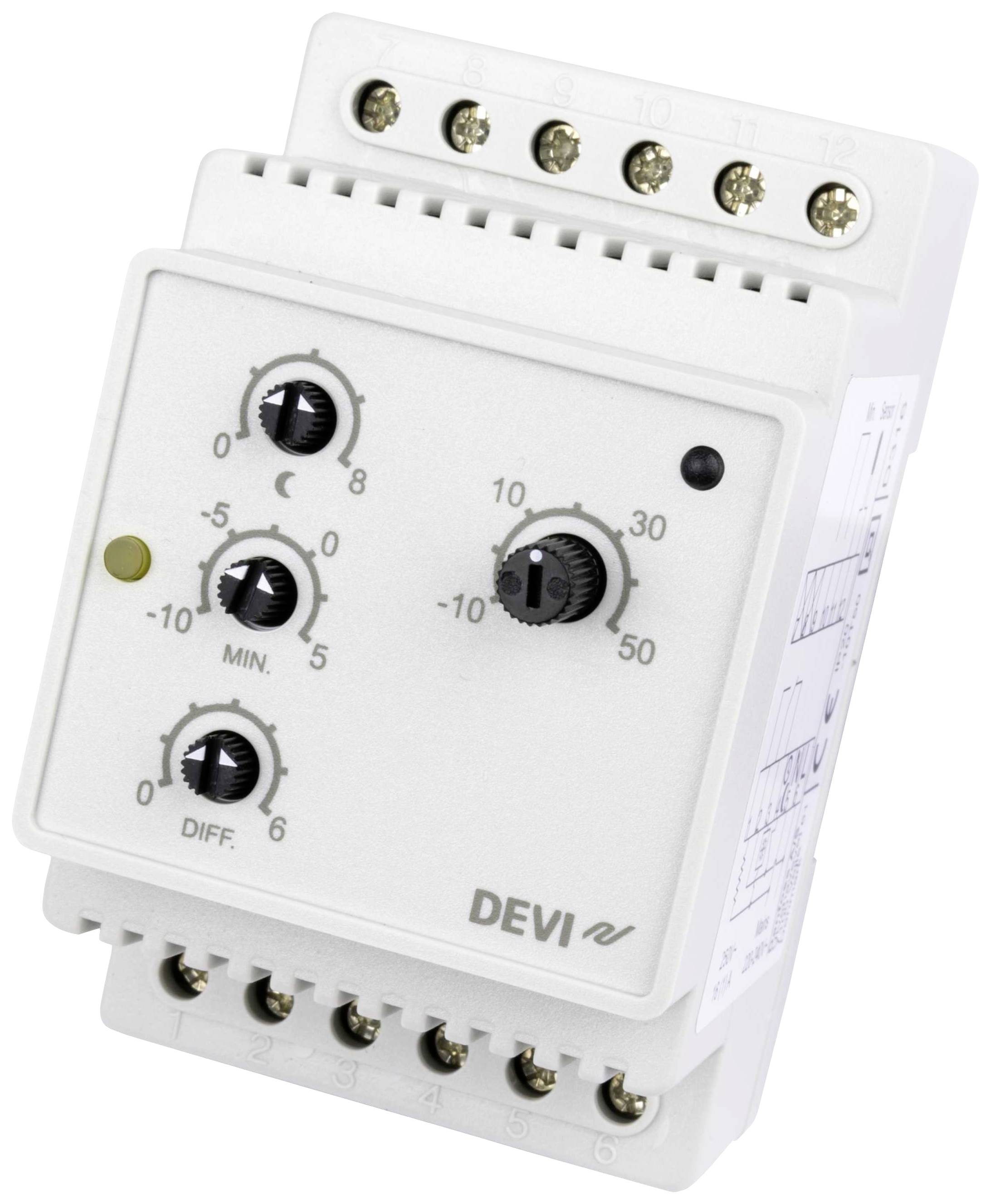 Bijeli elektronički termostat s nekoliko okretnih regulatora i vijčanim stezaljkama. Naziv marke "DEVI" nalazi se na prednjoj strani pri dnu.