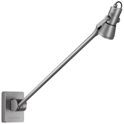 Srebrna, podesiva zidna lampa dugog kraka i malog sjenila, pogodna za usmjereno osvjetljenje.