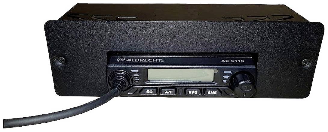 Crni radio uređaj Albrecht AE 6110, ugrađen u nosač. Sprijeda se nalaze zaslon i nekoliko tipki.