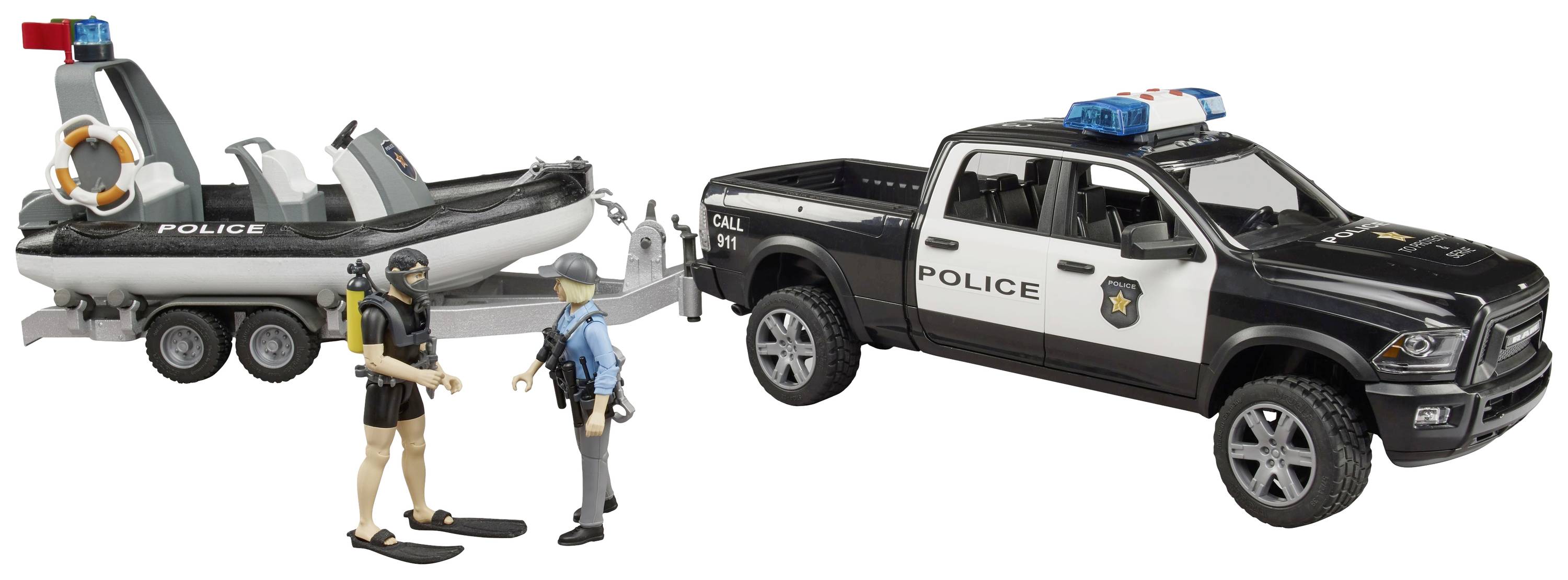 Policijski automobil s prikolicom koja prevozi čamac za spašavanje. Pored stoje dvije figure, ronioc i policajka.