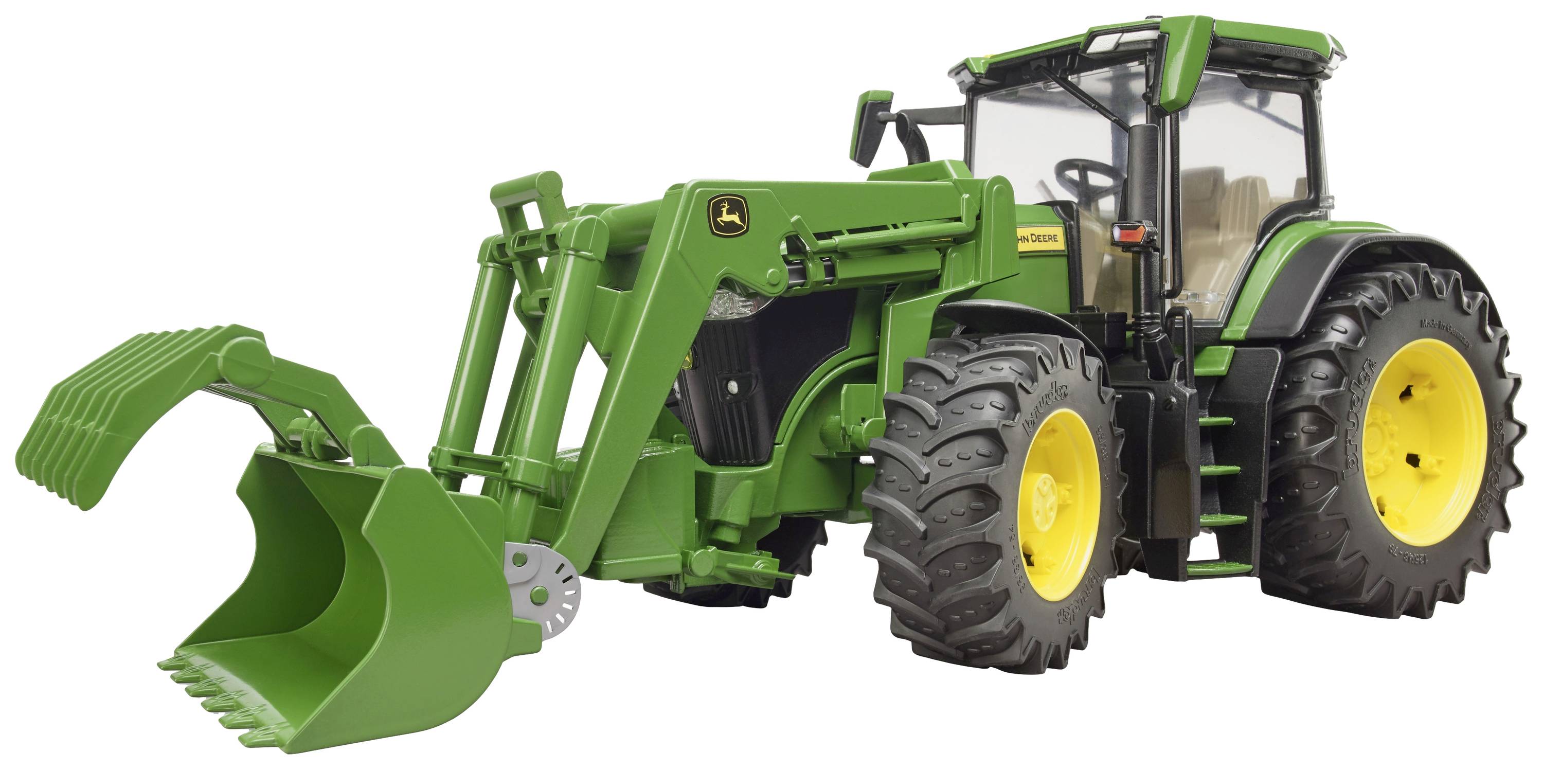Zeleni traktor s velikim prednjim utovarivačem i žutim kotačima, tipično poljoprivredno vozilo, snimljeno iz prednje bočne perspektive.