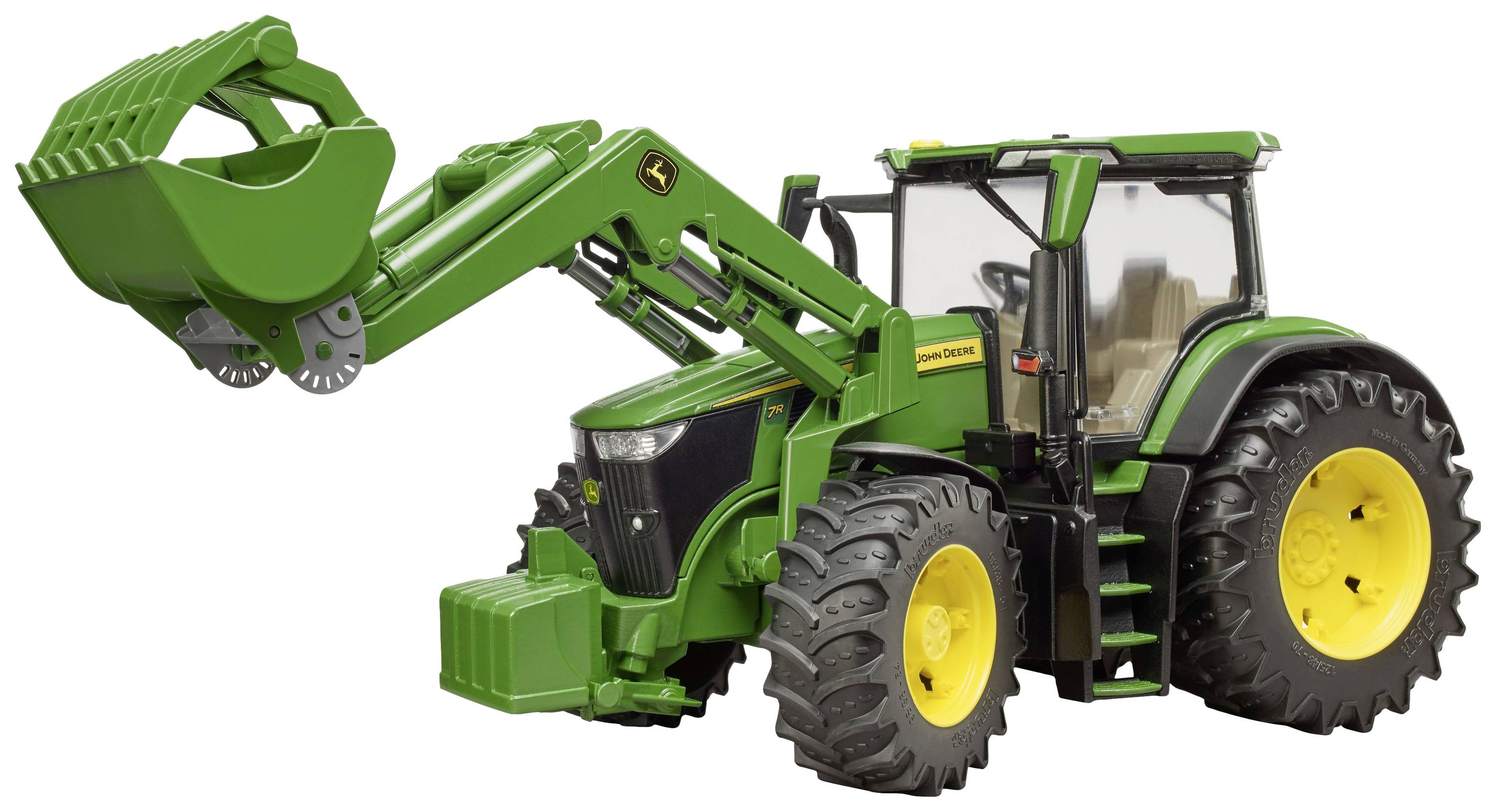 Zeleni traktor s velikom lopaticom, spreman za utovar materijala, na bijeloj pozadini.