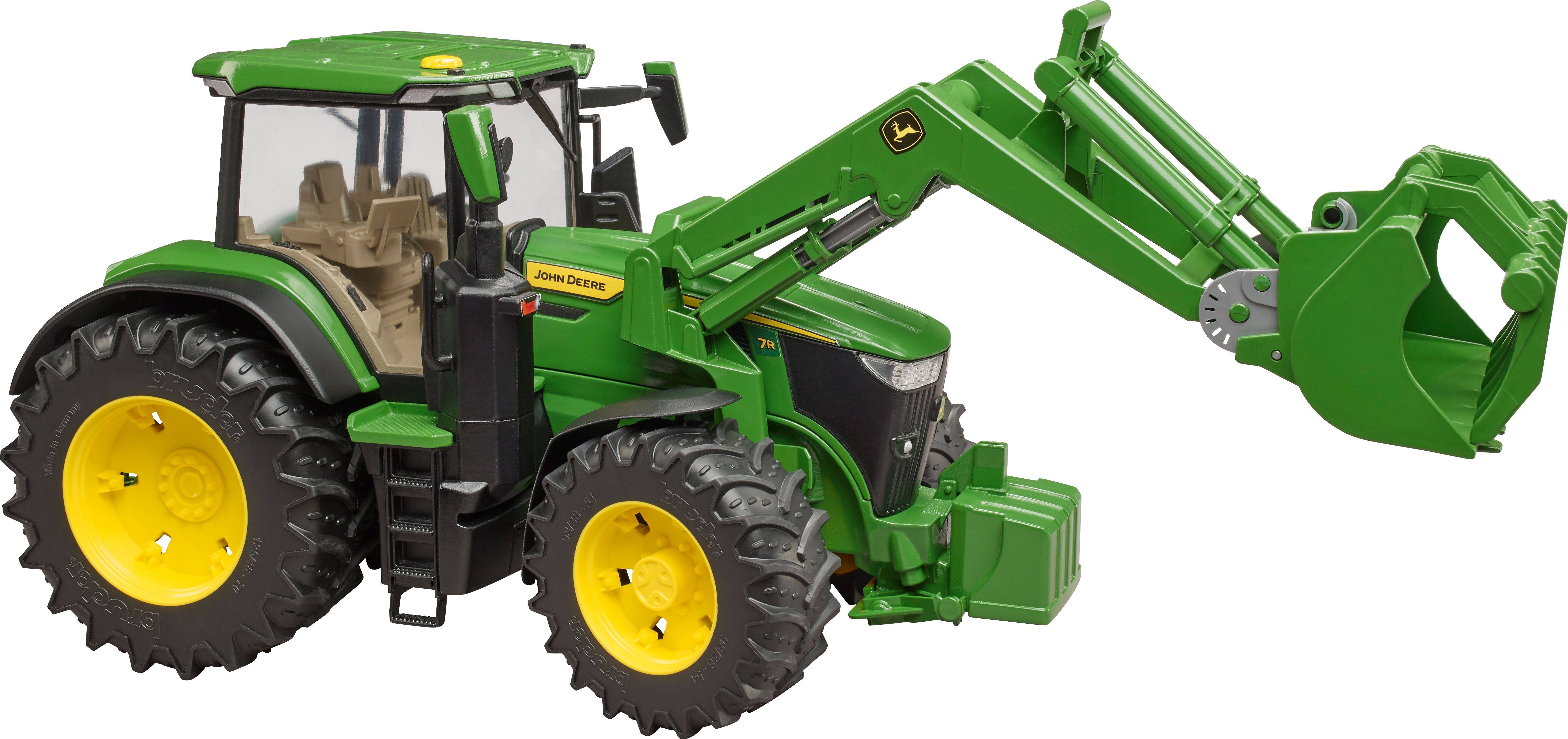 Zeleni traktor s velikim dizalicom i žutim kotačima, postavljen na bijeloj pozadini.