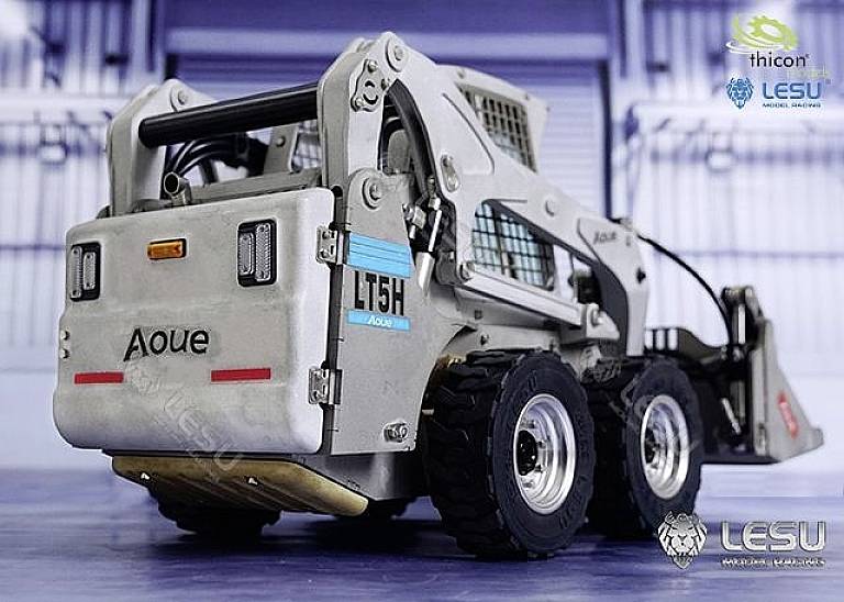 Bijeli, detaljan model buldožera s tekstom 'LT5H' na boku stoji na plavoj pozadini.