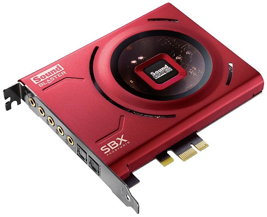 Crvena zvučna kartica s natpisom 'Sound Blaster', pet audio priključaka i PCIe utorkom.