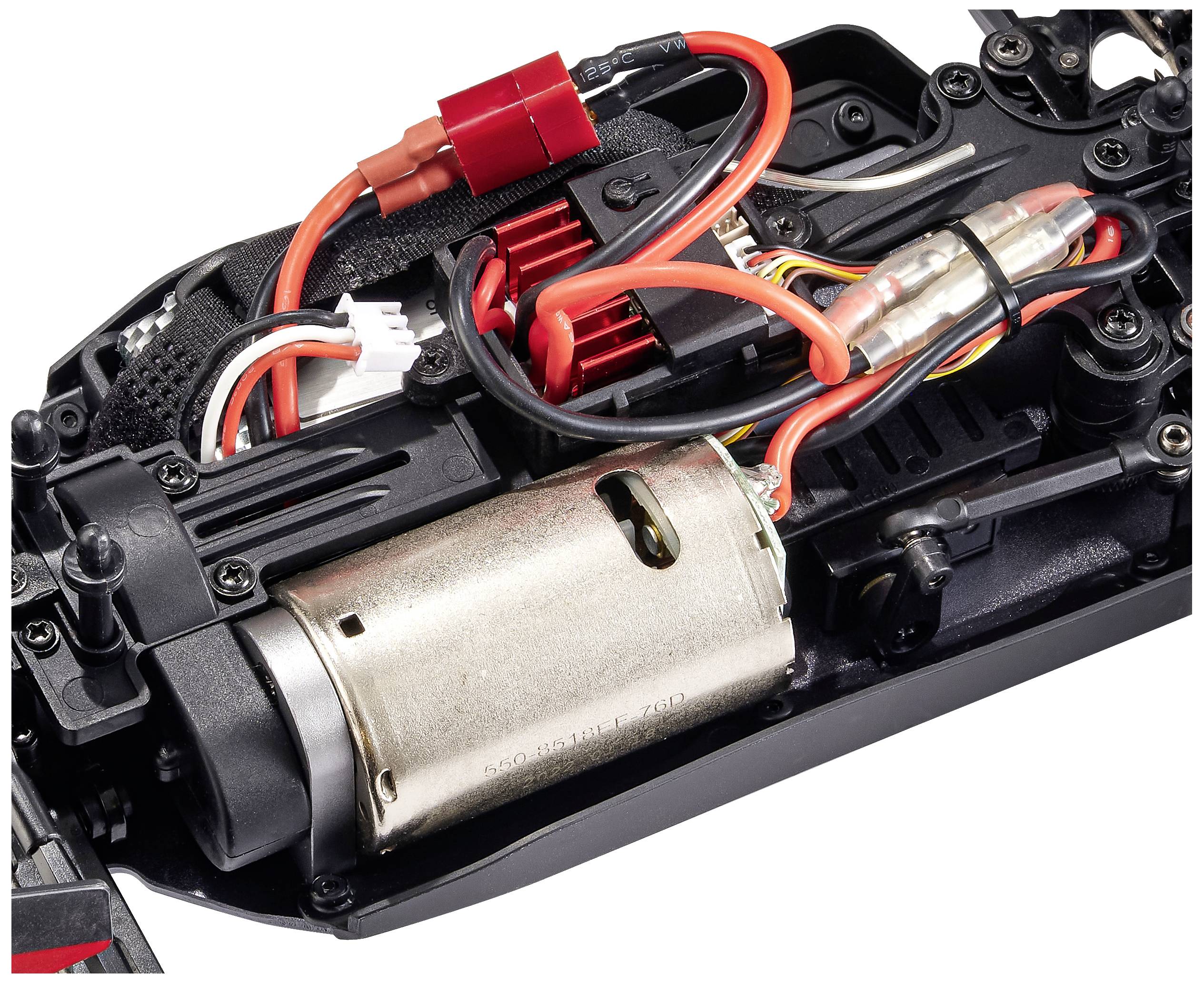 RC-auto unutrašnjost prikazuje motor, žičnu instalaciju i elektroničke komponente. Glavni fokus je na pogonskom sustavu i žičnoj instalaciji.