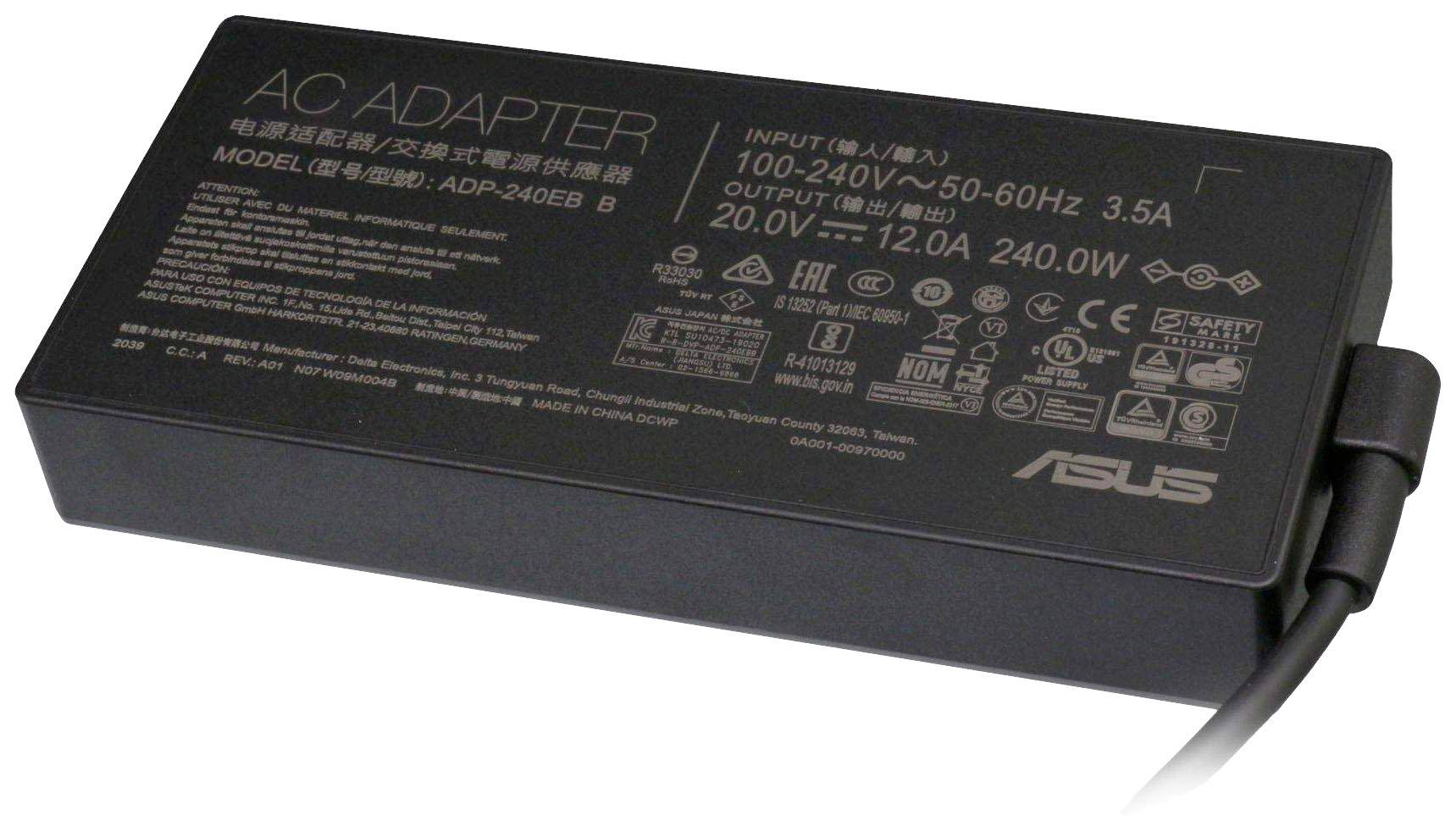 Crni mrežni adapter s natpisom 'AC Adapter'. Vidljivi su podaci modela i tehničke specifikacije poput ulaznog i izlaznog napona.