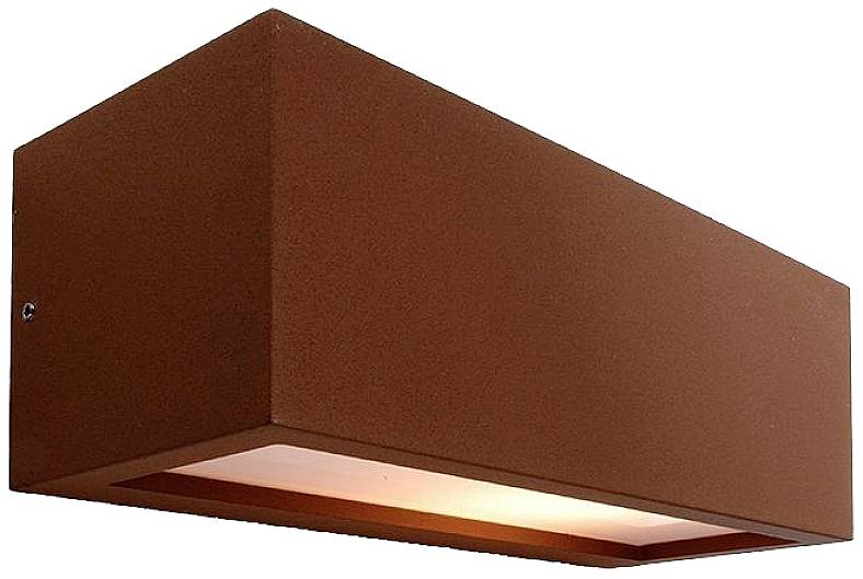 Smeđa, pravokutna zidna lampa s osvjetljenjem usmjerenim prema dolje. Moderni dizajn za unutarnje prostore.