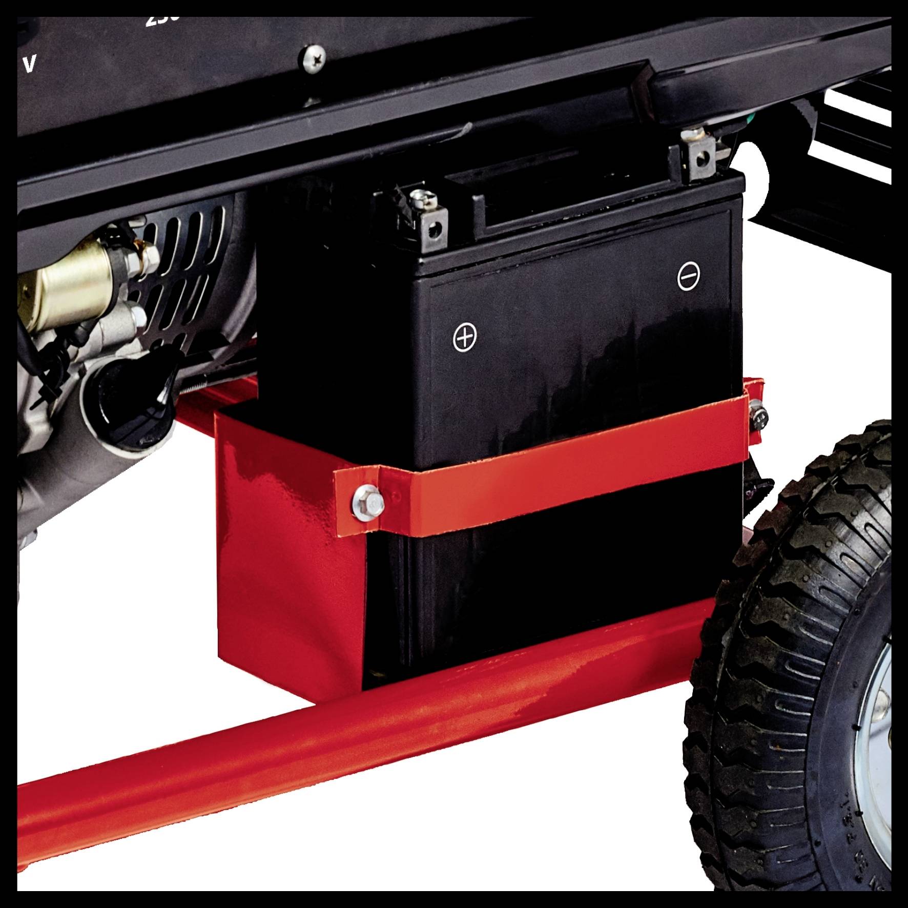 Autobaterija je montirana u crvenom nosaču, prikazana sa strane pored pneumatika vozila.