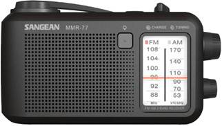 Crni prijenosni radio s AM/FM tunerom, regulatorom glasnoće i indikatorom frekvencije. Naziv marke u gornjem lijevom kutu uređaja.