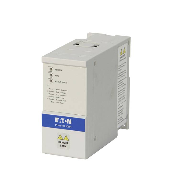 Bijeli električni uređaj s natpisom 'Eaton PowerXL DM1', višejezične sigurnosne upozorenja sa strane i kontrolnim lampicama.