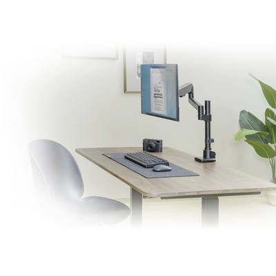 Radni stol opremljen je pričvršćenom rukom za monitor, tastaturom, podlogom za miša i kamerom, a pokraj njega stoji stolica.