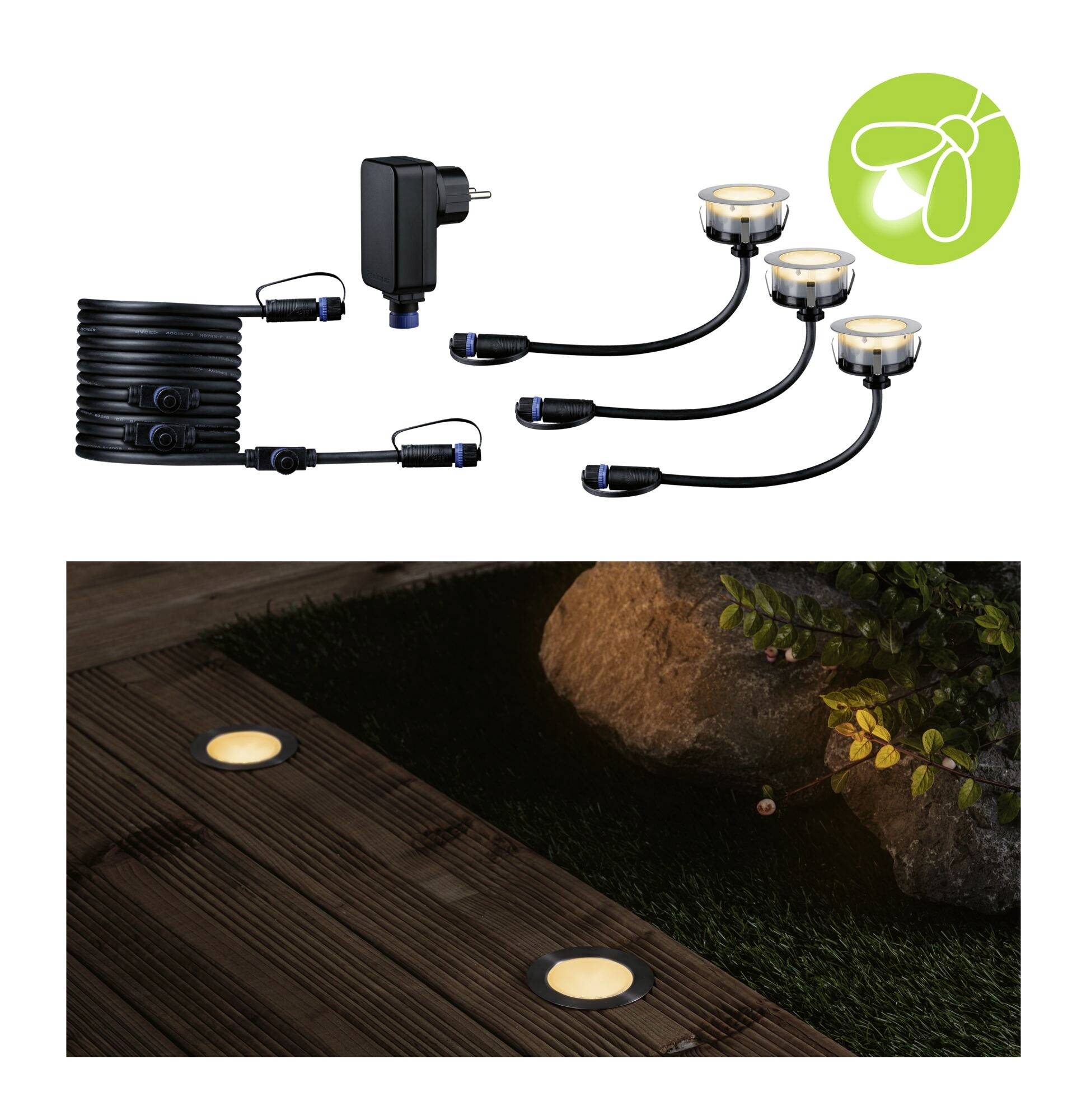 Set od četiri okrugle ugrađene LED svjetiljke za vanjsku upotrebu, prikazane s kabelima i adapterom. Primjer instalacije na drvenu terasu.