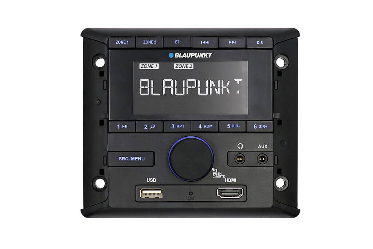 Stereo sustav s displejom i velikim regulatorom glasnoće. Marka 'Blaupunkt'. Priključci za USB, AUX i HDMI dostupni.