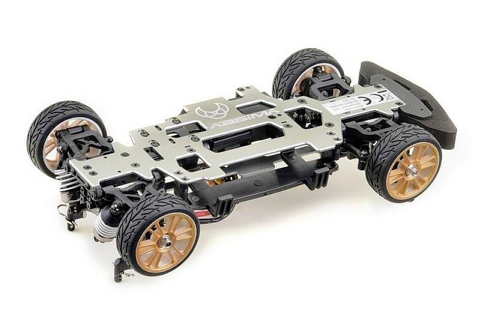 RC-šasija automobila s aluminijskim okvirom i pozlaćenim naplatcima, prikazuje detalje ovjes kotača i konstrukcije podvozja.