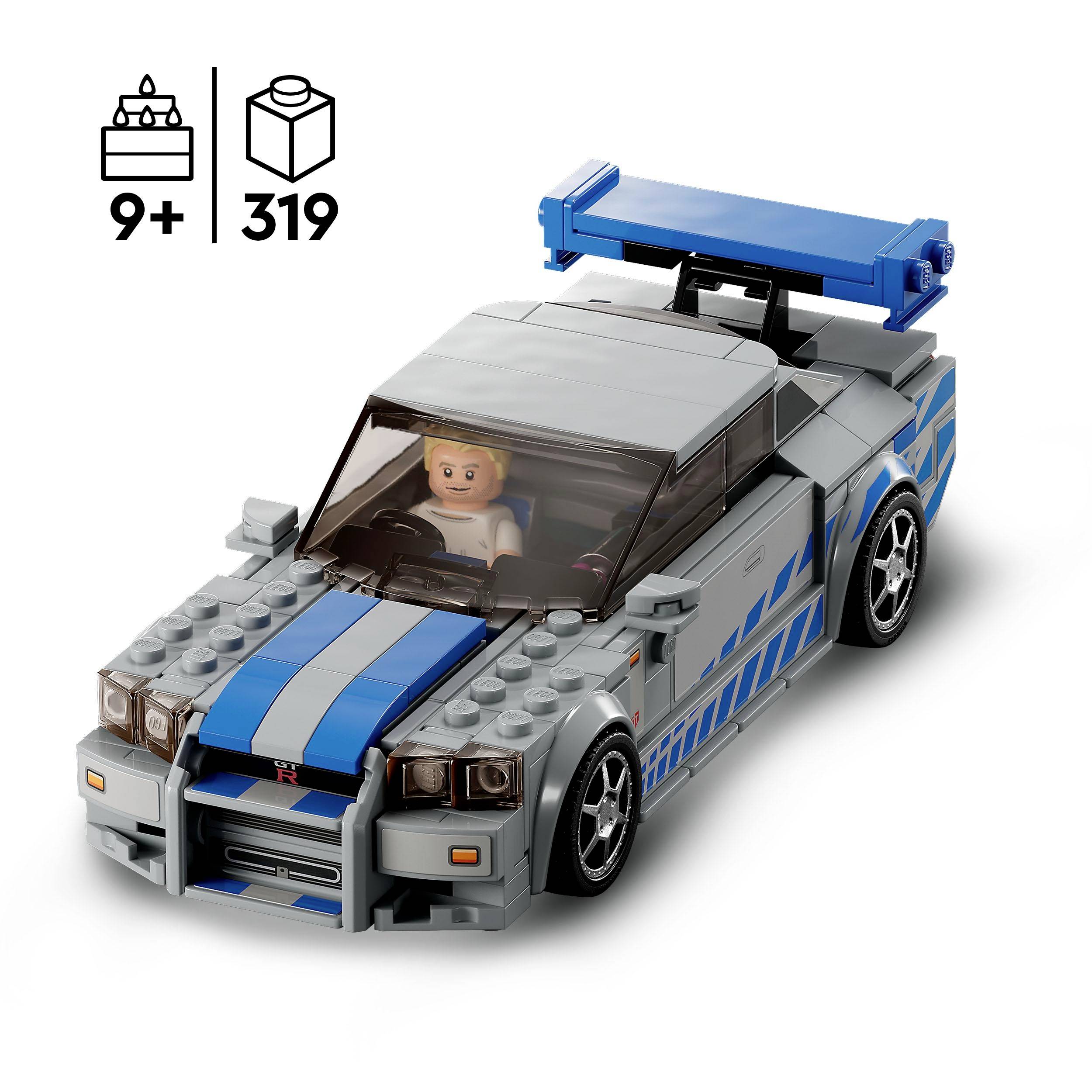 Sivo-plavi igračka automobil napravljen od kocaka za slaganje s vozačem. Gore lijevo simboli: 9+, kocka i broj 319.