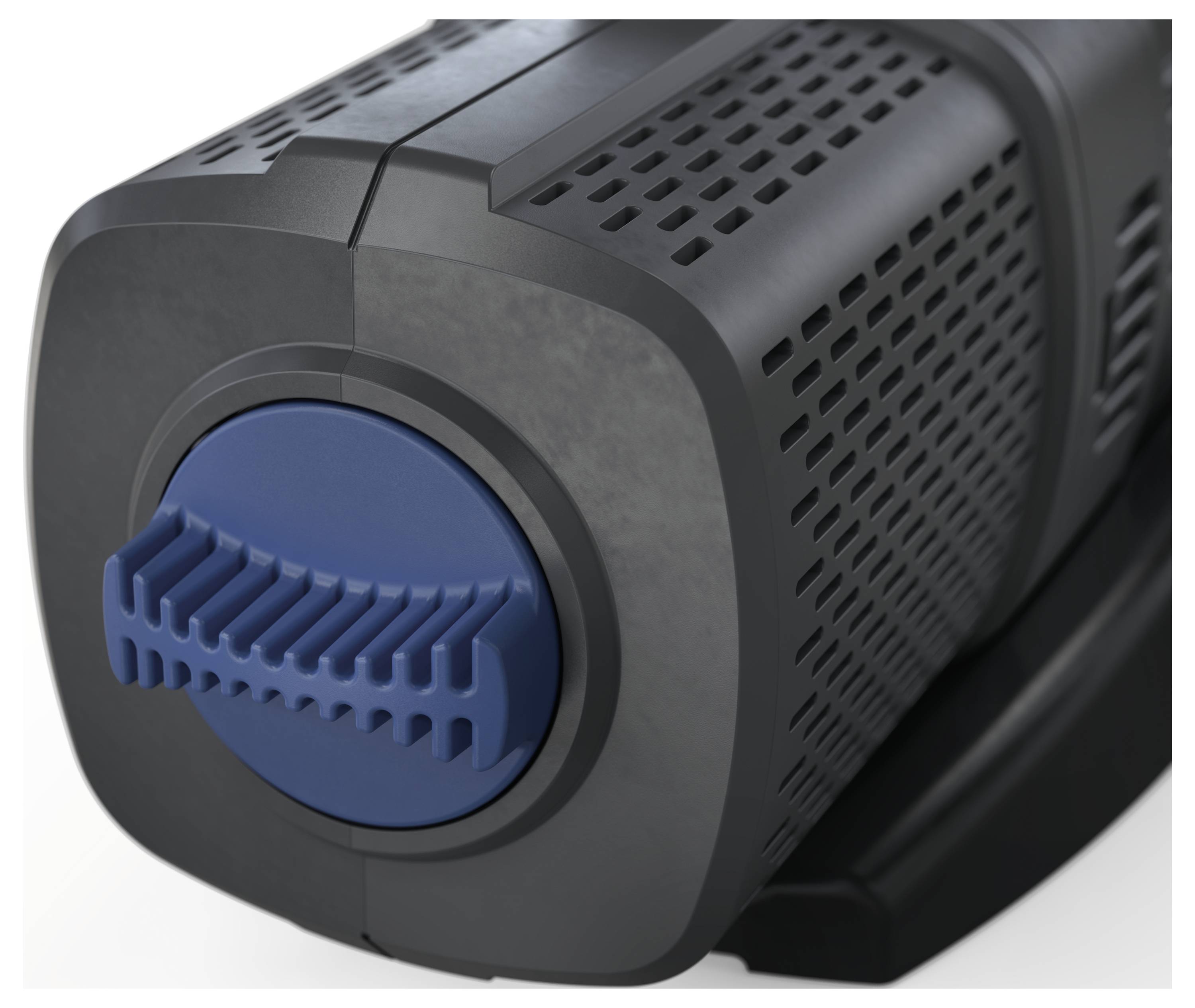 Izbliza prikazana crna i plava elektronička uređaj s teksturiranom površinom i dizajnom sličan ventilima, što sugeriše fokus na ventilaciju ili hlađenje.