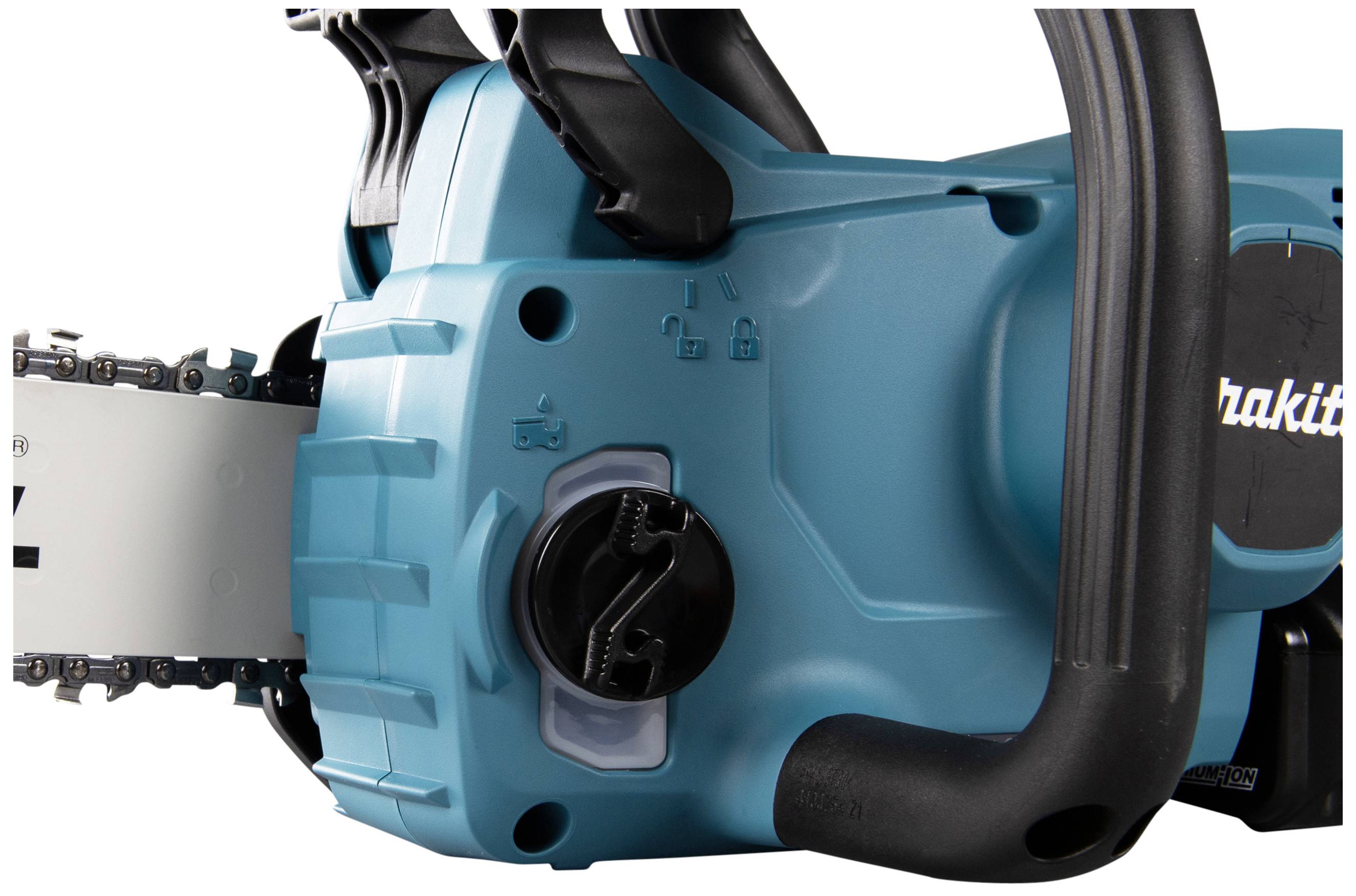 Plavi lanac pile s crnom ručkom snimljen je iz blizine. Vidljivi su prekidač lanca i otvor za punjenje ulja sa strane.