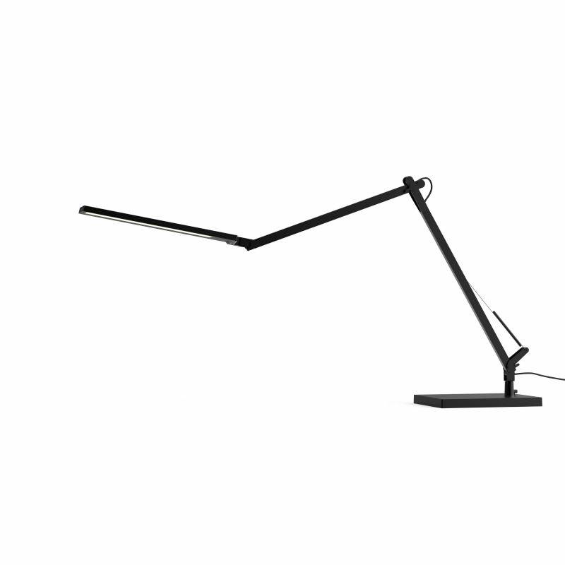 Moderna, crna stolna lampa sa tankom, podesivom rukom i pravokutnom bazom, na bijeloj pozadini.