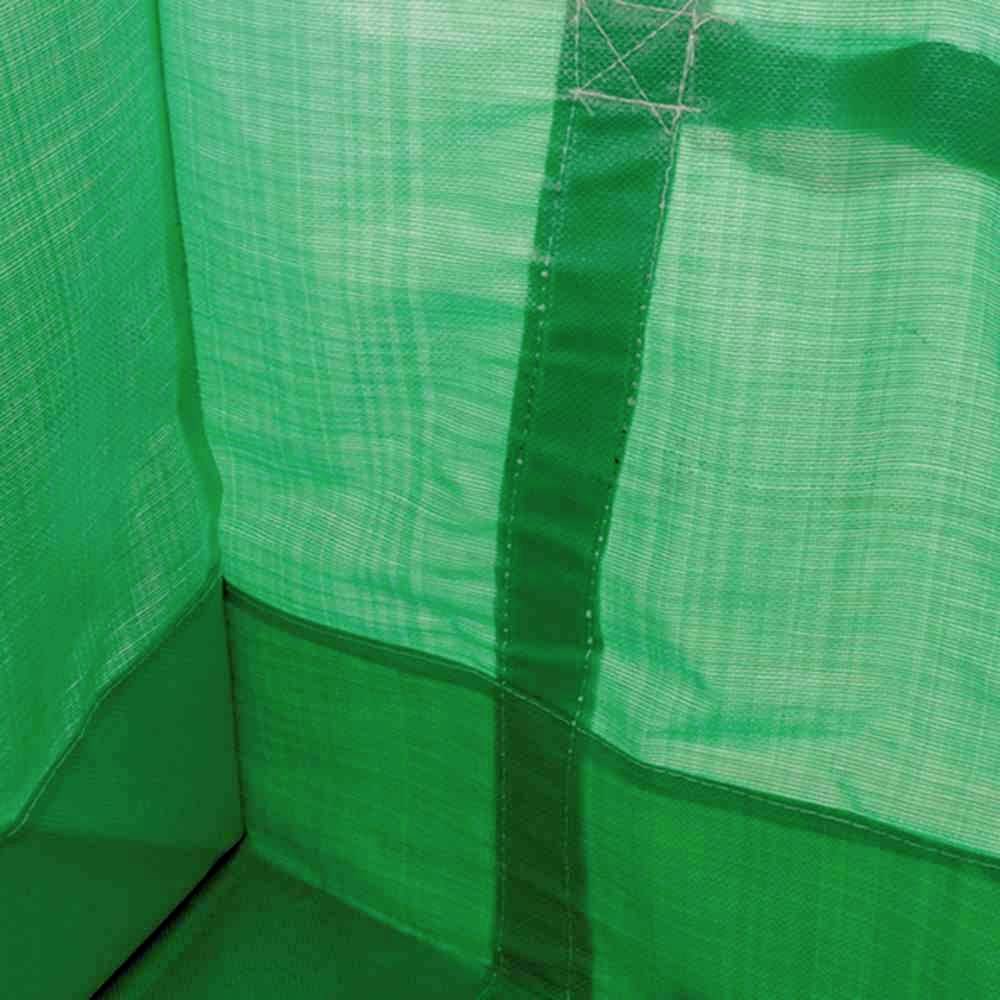 Zelena plastična tkanina sa šavovima i odblescima svjetlosti, koja je vjerojatno dio nekog većeg objekta ili strukture.