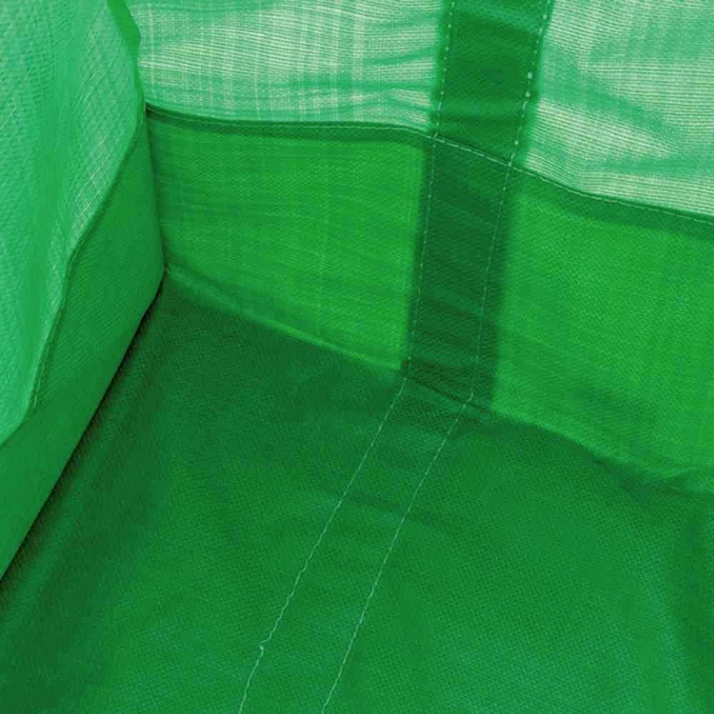 Zelena, nabrana površina s vidljivim šavovima i linijama koje upućuju na tekstilnu strukturu.