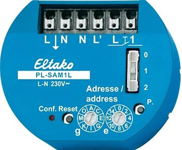 Plavi Eltako PL-SAM1L preklopni aktor za DIN šinu s priključnim stezaljkama na vrhu. Označen natpisom 'Adresa/address' i gumbom za podešavanje.