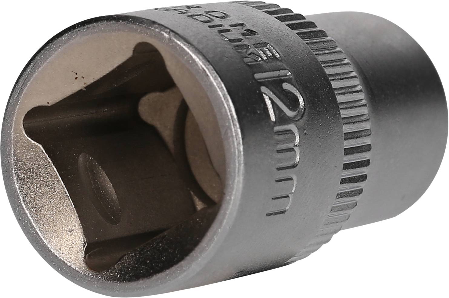 Metalni nasadni ključ s urezanom oznakom '12 mm', detaljan prikaz prednje strane, prikazuje zakošene rubove i okrugli otvor.