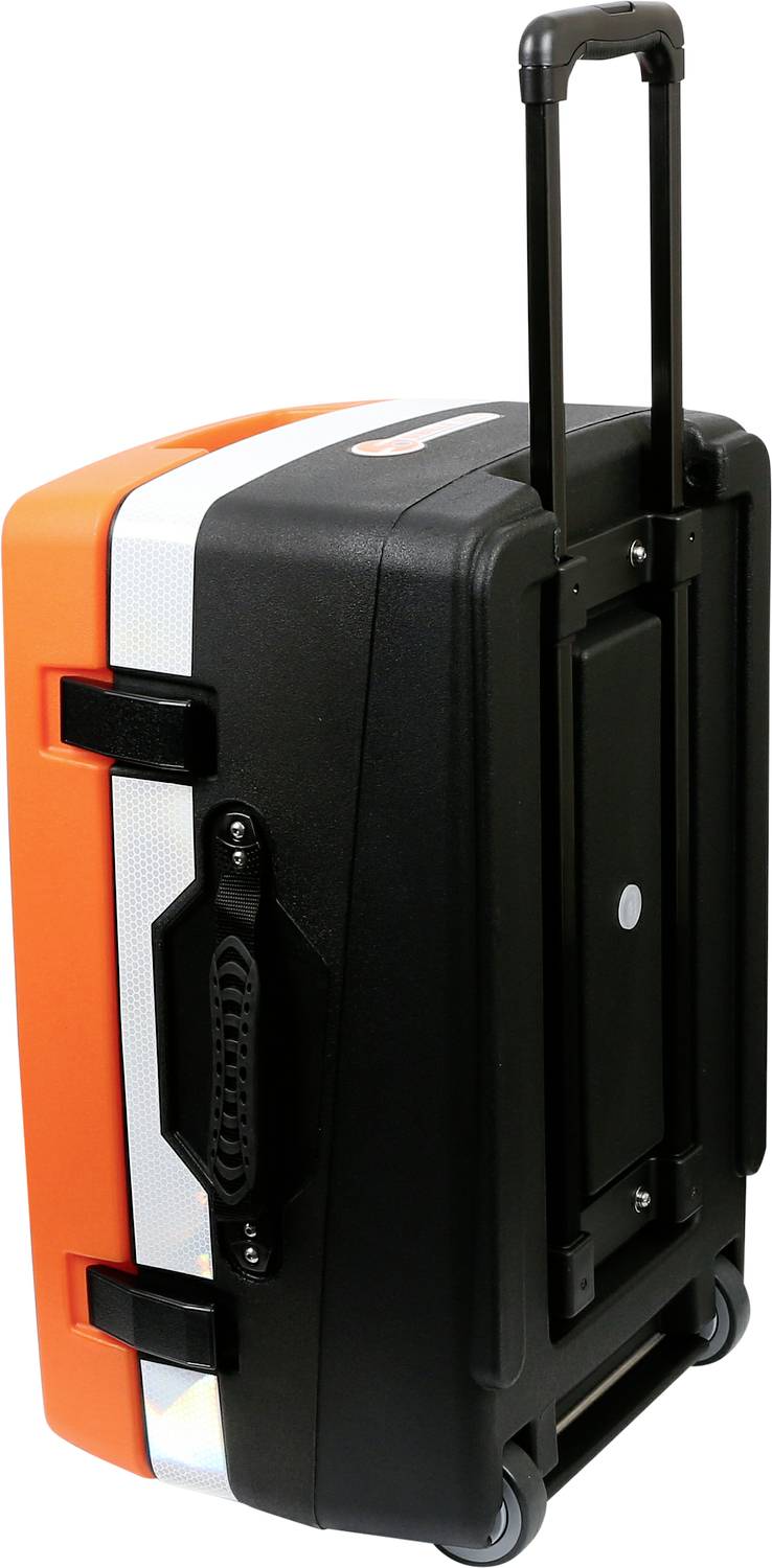 Crni kovčeg na kotačima s narančastim i bijelim detaljima, dva kotača i teleskopskom ručkom na desnoj strani.